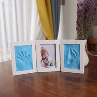 Cadre photo en 3 parties avec modelage d'empreintes pour les mains et les pieds de votre enfant.