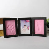 Cadre photo en 3 parties avec modelage d'empreintes pour les mains et les pieds de votre enfant.