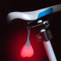 Lumière LED originale pour vélo en forme de testicules qui pendent