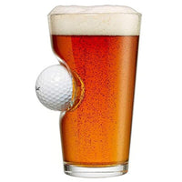 Verre de whisky ou de bière déformé avec balle de golf