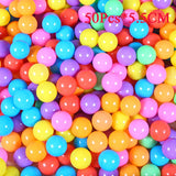 Boules colorées en plastique pour faire une piscine à balles géante