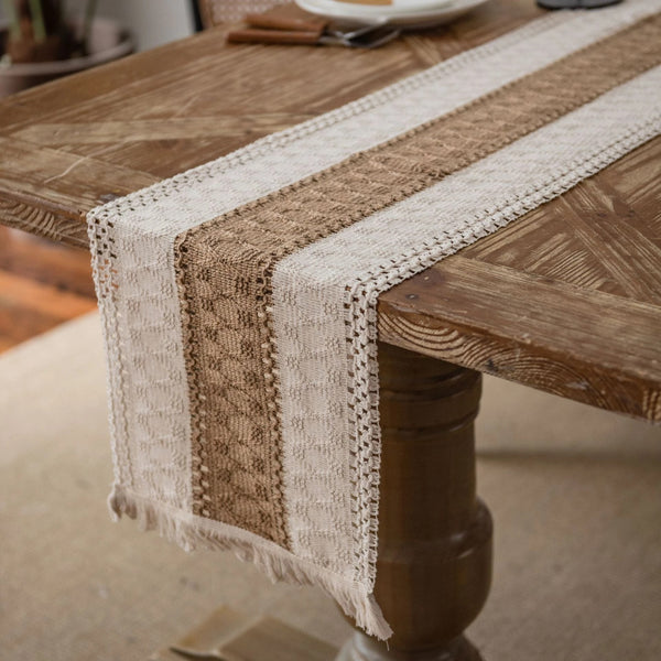 Chemin de table à motifs géométriques et à franges