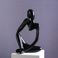 Sculpture de tasse volante avec liquide qui se renverse. Décoration en résine