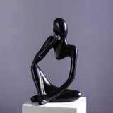 Sculpture de tasse volante avec liquide qui se renverse. Décoration en résine