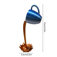 Sculpture de tasse volante avec liquide qui se renverse. Décoration en résine