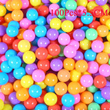 Boules colorées en plastique pour faire une piscine à balles géante