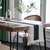 Chemin de table à motifs géométriques et à franges