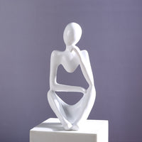 Sculpture de tasse volante avec liquide qui se renverse. Décoration en résine