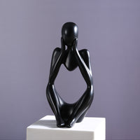 Sculpture de tasse volante avec liquide qui se renverse. Décoration en résine