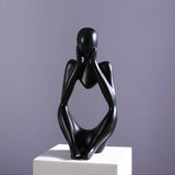 Sculpture de tasse volante avec liquide qui se renverse. Décoration en résine