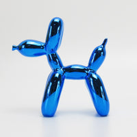 Sculpture de tasse volante avec liquide qui se renverse. Décoration en résine