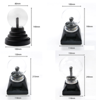 Lampe plasma, globe magique avec éclairs attirés par la main. Sphère lumière plasma