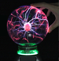 Lampe plasma, globe magique avec éclairs attirés par la main. Sphère lumière plasma