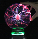 Lampe plasma, globe magique avec éclairs attirés par la main. Sphère lumière plasma