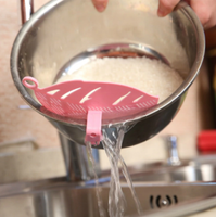 Louche égouttoir. Grosse cuillère pour égoutter les pâtes riz etc en se servant
