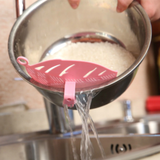 Louche égouttoir. Grosse cuillère pour égoutter les pâtes riz etc en se servant