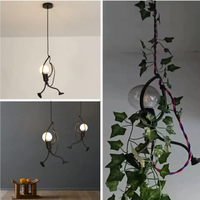 Luminaire design LED, bonhomme qui escalade, plafonnier original et moderne en métal