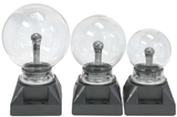 Lampe plasma, globe magique avec éclairs attirés par la main. Sphère lumière plasma