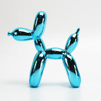 Sculpture de tasse volante avec liquide qui se renverse. Décoration en résine