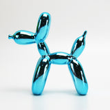 Sculpture de tasse volante avec liquide qui se renverse. Décoration en résine