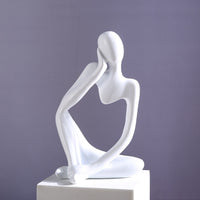 Sculpture de tasse volante avec liquide qui se renverse. Décoration en résine