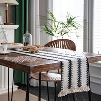 Chemin de table à motifs géométriques et à franges