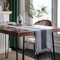 Chemin de table à motifs géométriques et à franges