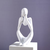 Sculpture de tasse volante avec liquide qui se renverse. Décoration en résine