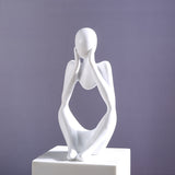 Sculpture de tasse volante avec liquide qui se renverse. Décoration en résine