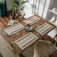 Chemin de table à motifs géométriques et à franges