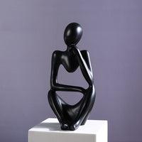 Sculpture de tasse volante avec liquide qui se renverse. Décoration en résine