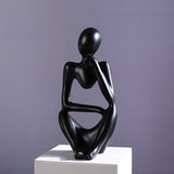 Sculpture de tasse volante avec liquide qui se renverse. Décoration en résine