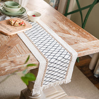 Chemin de table à motifs géométriques et à franges