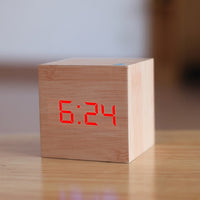 Réveil en bois CUBE, avec affichage LED et contrôle acoustique.