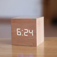 Réveil en bois CUBE, avec affichage LED et contrôle acoustique.