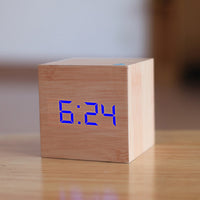 Réveil en bois CUBE, avec affichage LED et contrôle acoustique.