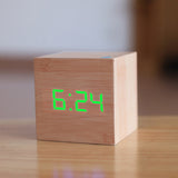 Réveil en bois CUBE, avec affichage LED et contrôle acoustique.