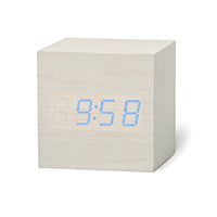 Réveil en bois CUBE, avec affichage LED et contrôle acoustique.