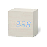 Réveil en bois CUBE, avec affichage LED et contrôle acoustique.
