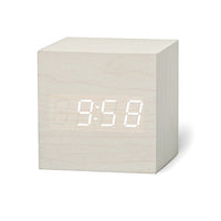 Réveil en bois CUBE, avec affichage LED et contrôle acoustique.