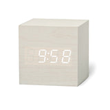 Réveil en bois CUBE, avec affichage LED et contrôle acoustique.