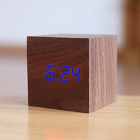 Réveil en bois CUBE, avec affichage LED et contrôle acoustique.