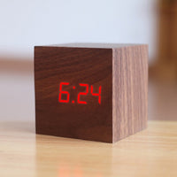 Réveil en bois CUBE, avec affichage LED et contrôle acoustique.