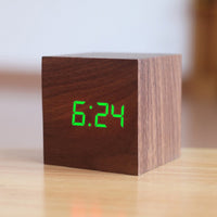 Réveil en bois CUBE, avec affichage LED et contrôle acoustique.
