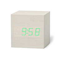 Réveil en bois CUBE, avec affichage LED et contrôle acoustique.