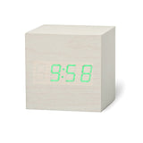 Réveil en bois CUBE, avec affichage LED et contrôle acoustique.