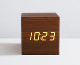 Réveil en bois CUBE, avec affichage LED et contrôle acoustique.