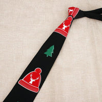 Cravates de Noël rigolotes avec motifs de père noël, bonhomme de neige, sapin, flocons, etc