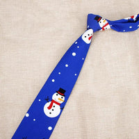 Cravates de Noël rigolotes avec motifs de père noël, bonhomme de neige, sapin, flocons, etc
