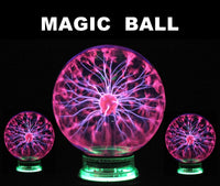 Lampe plasma, globe magique avec éclairs attirés par la main. Sphère lumière plasma